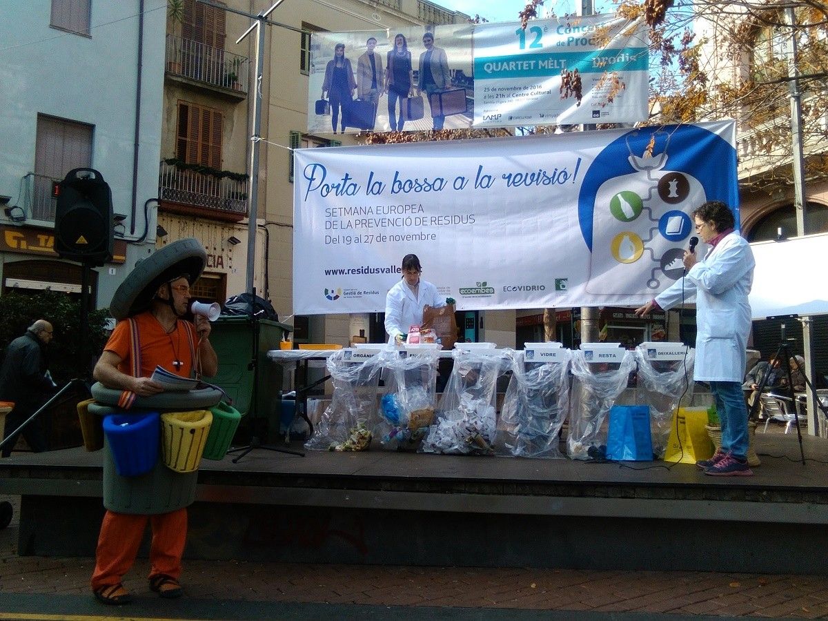 L'acció del Consorci de Residus a la plaça Vella de Terrassa.