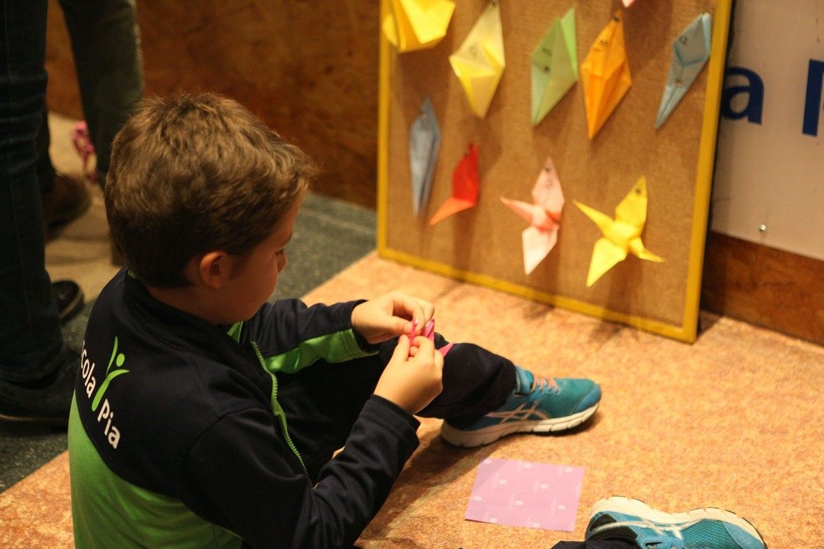 Un alumne de l'Escola Pia, en el taller d'origamis.