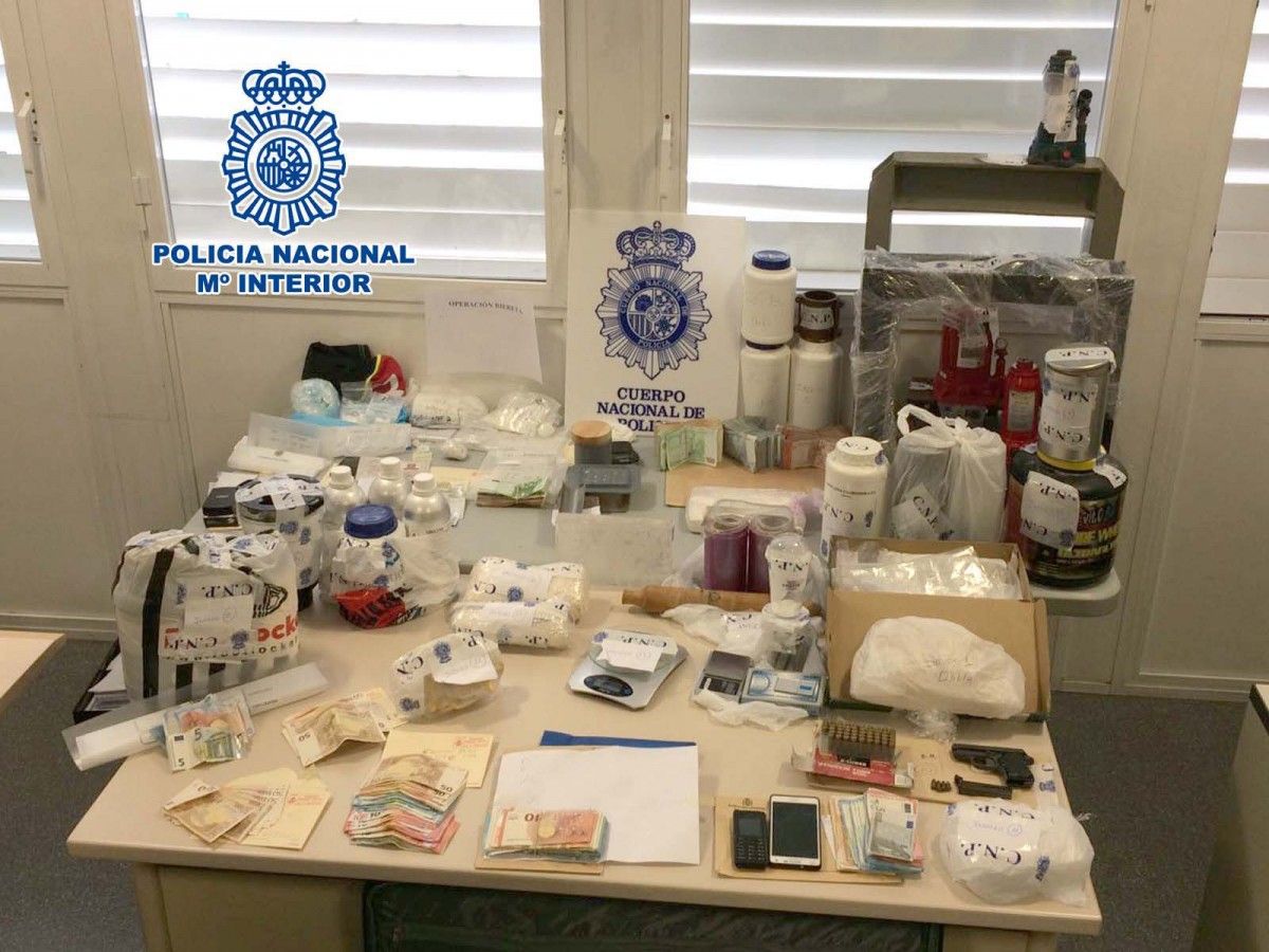 Entre el material decomissat per la Policia hi ha més de deu quilos de cocaïna i 40.000 euros en efectiu