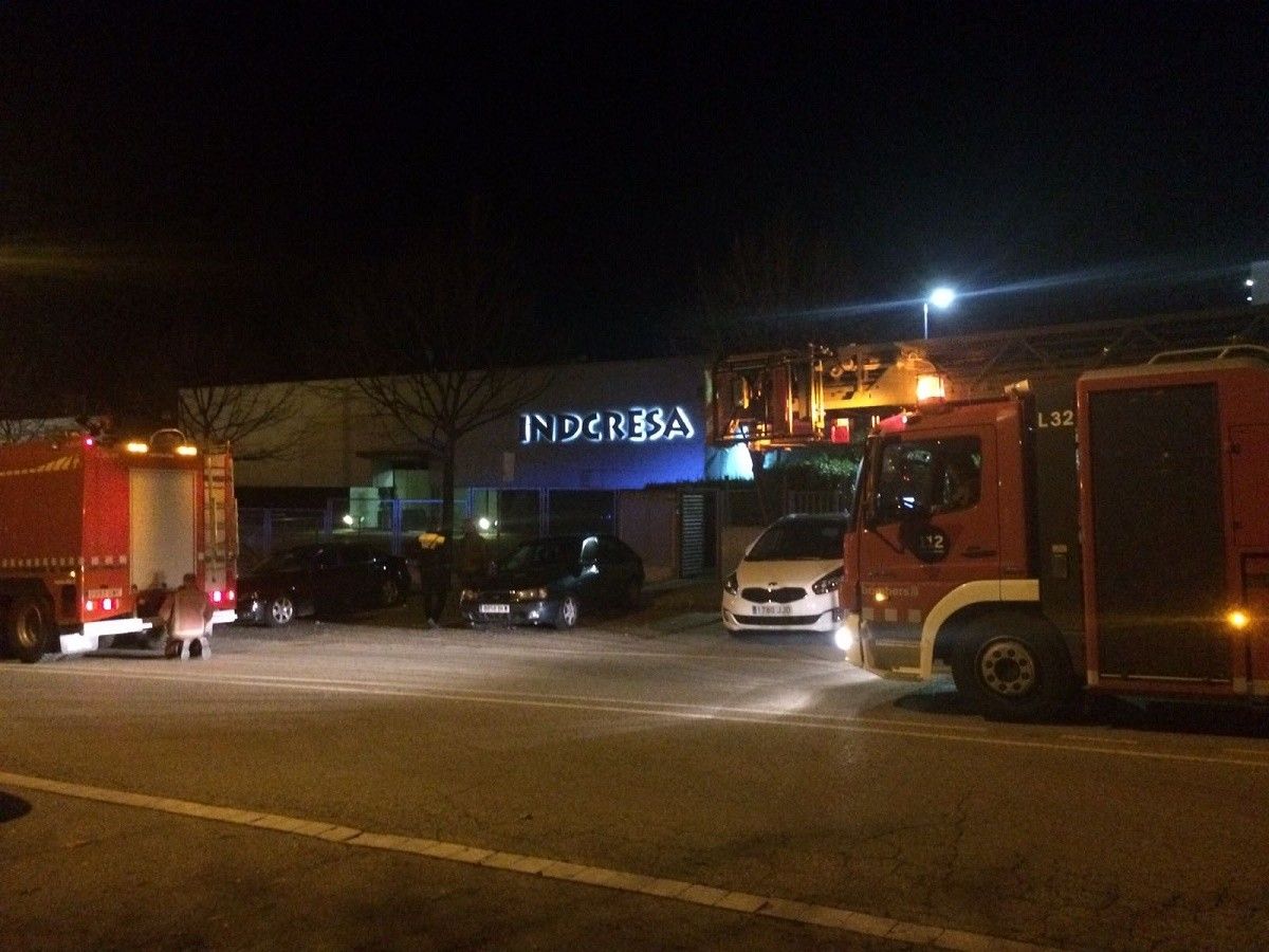 Vehicles de Bombers davant de la fàbrica d'Indcresa, aquesta nit.