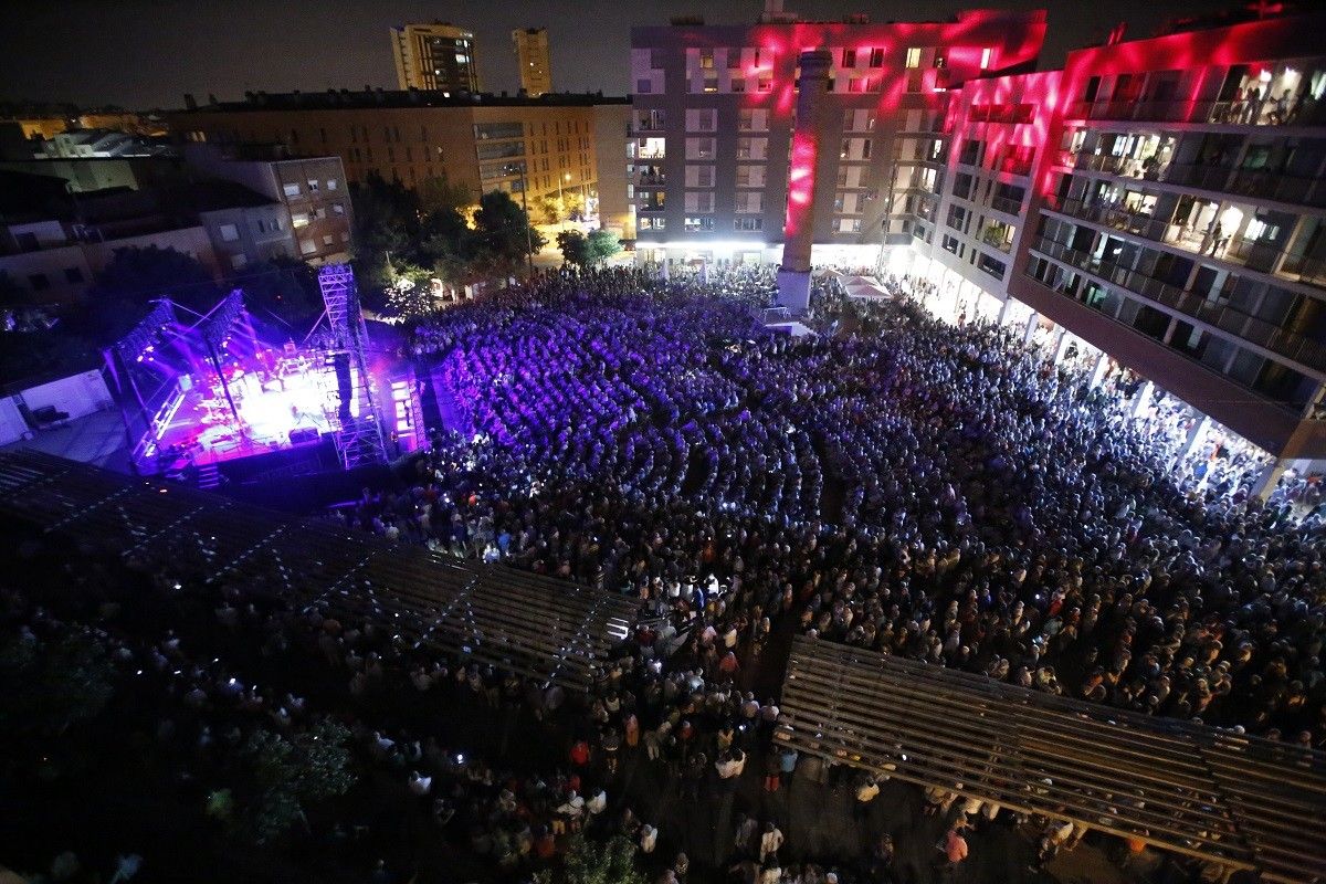 El concert de José Luis Perales va omplir la plaça Nova.