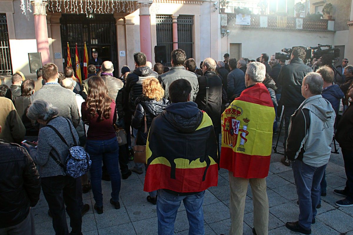 Dos assistents a l'acte de celebració del 6D a Rubí, amb banderes espanyoles