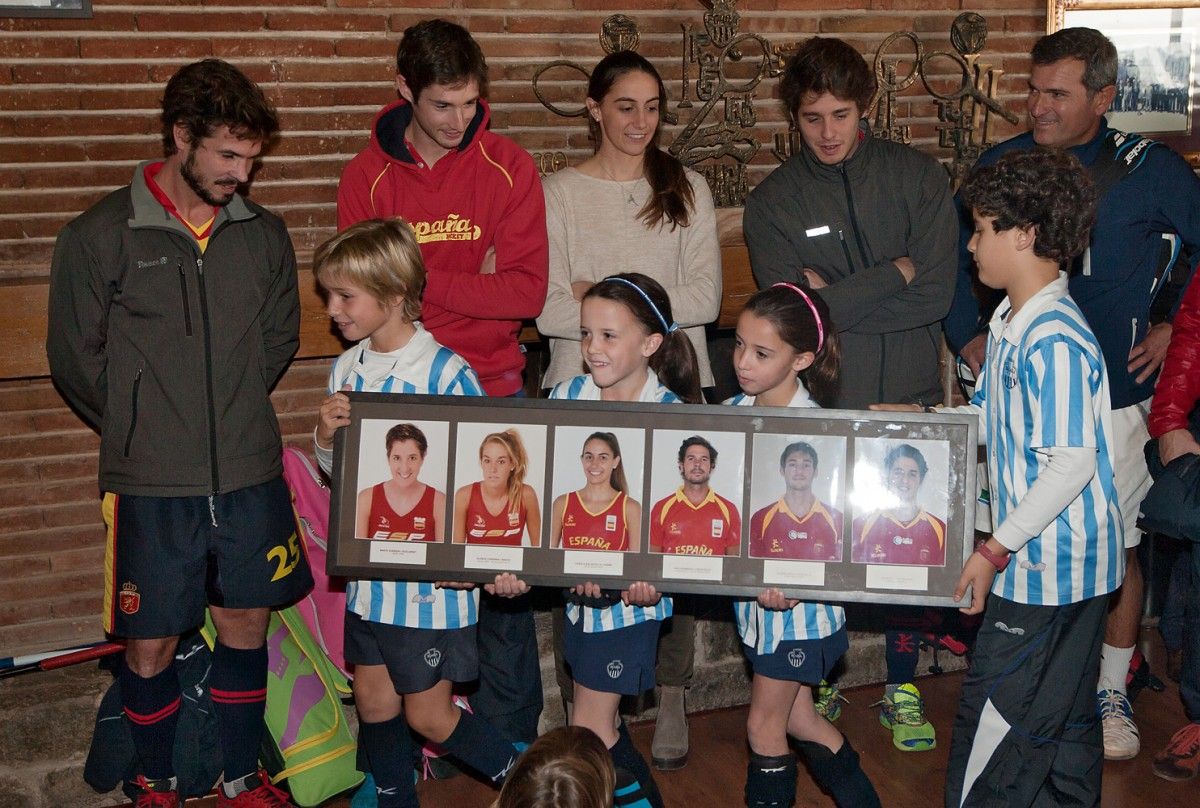 Els nens del club entregant el quadre als homenatjats