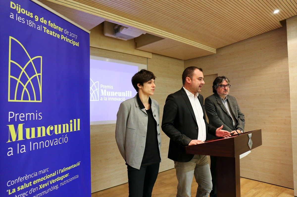 Anna Taratiel, autora del guardó del certamen, amb Ballart i Aguado durant la presentació dels Premis Muncunill.