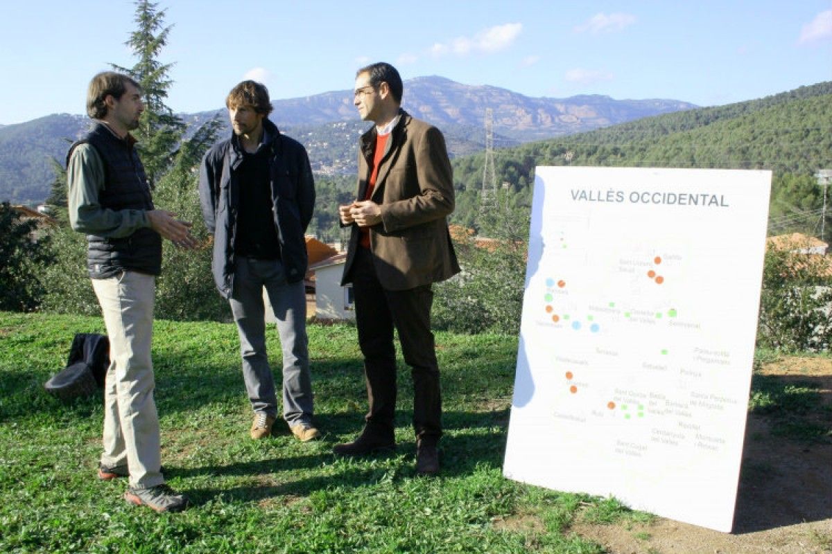 El president del Consell Comarcal, Ignasi Giménez, amb el president de la Comissió Informativa de Territori, Joan Ballbè i l’enginyer de forest del Consell Comarcal, Albert Pàmies