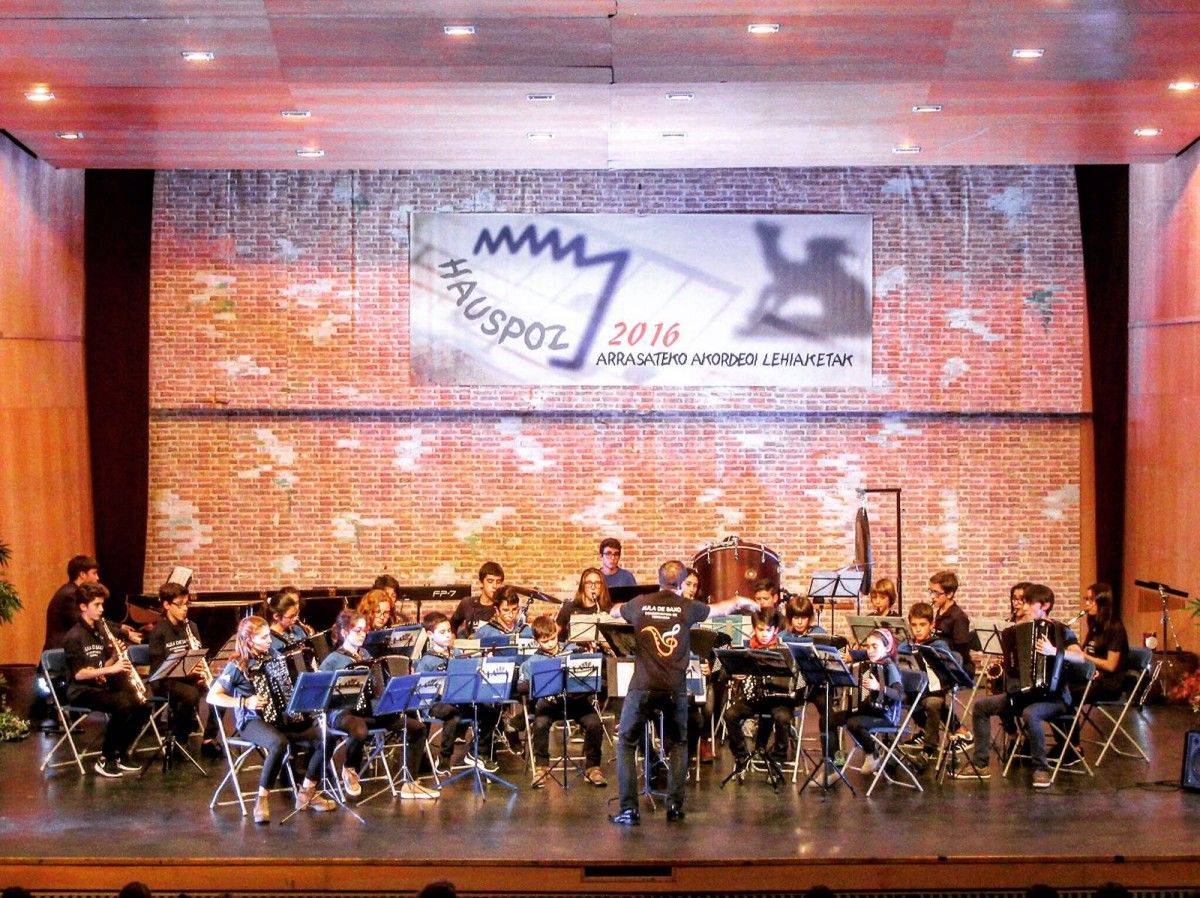 La Jove Ensemble de Saxòfons del Conservatori de Terrassa i l'Orquestra de Joves Acordionistes del Vallès, a Arrasate