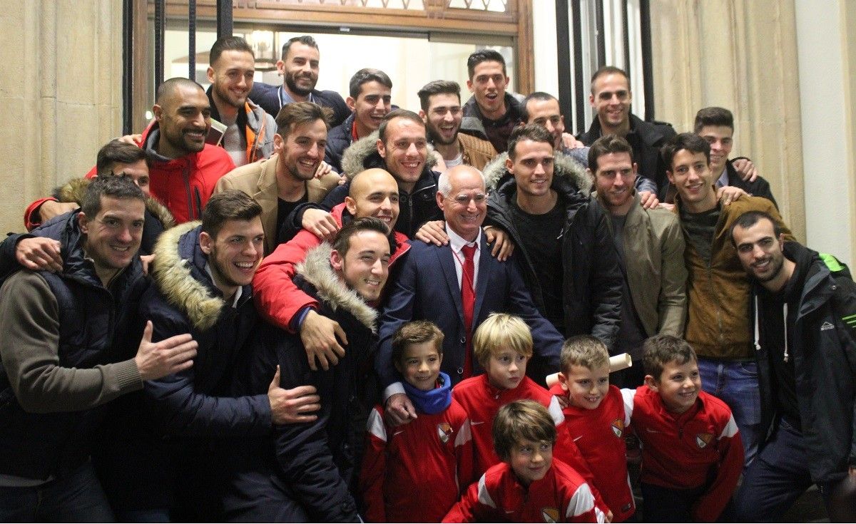 En Pepe, amb els jugadors del primer equip del Terrassa FC aquest dimarts.