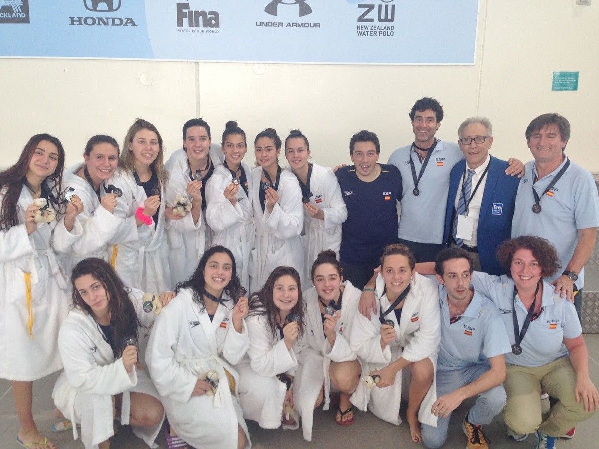 La selecció espanyola juvenil femenina de waterpolo, amb la plata a Auckland.