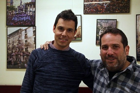 Albert Pérez i Cesc Poch, cap de colla i president dels Minyons, al local de la colla