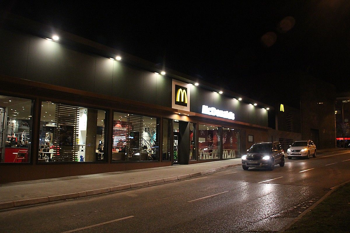 El McDonald's de la rambleta del Pare Alegre de Terrassa, la nit de la seva inauguració