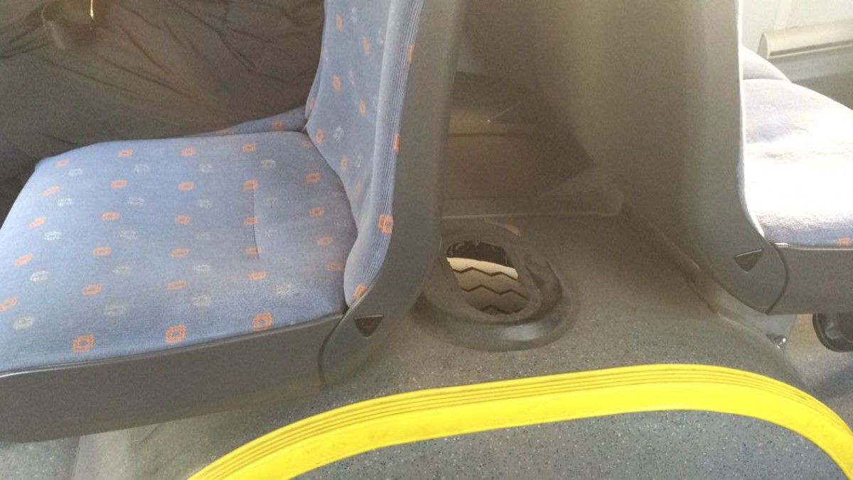 El forat en un autobús de TMESA que deixa veure les rodes