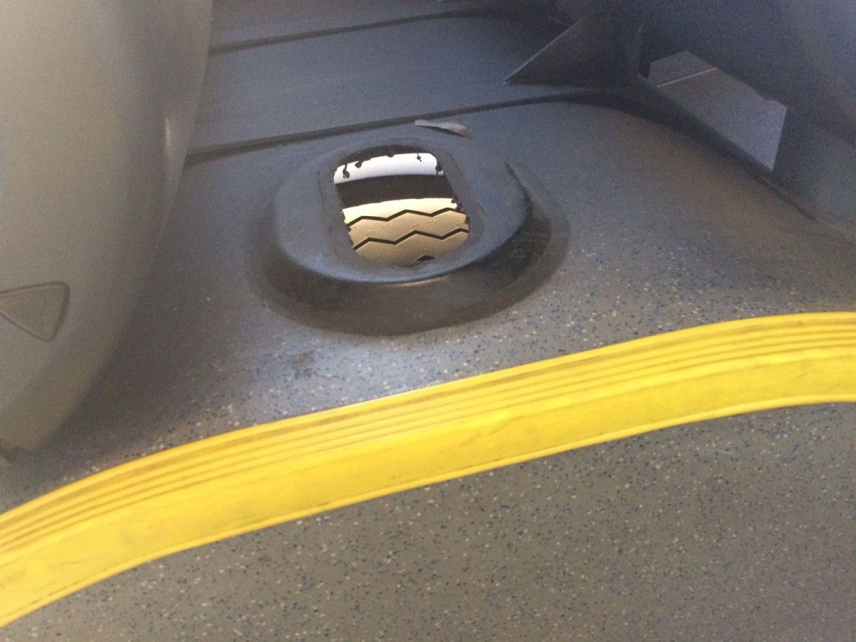 El forat en un autobús de TMESA que deixava veure les rodes