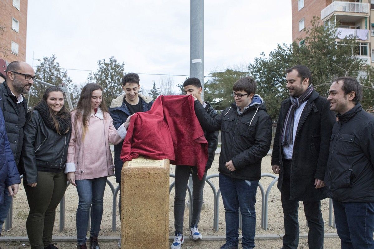 Descoberta del monòlit commemoratiu de la plaça del Proletariat, amb alguns dels alumnes que li han donat el nom