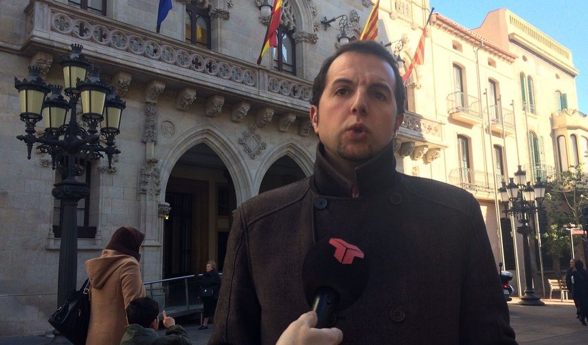 El portaveu popular, Álex Rodríguez, a la roda de premsa davant de l'Ajuntament