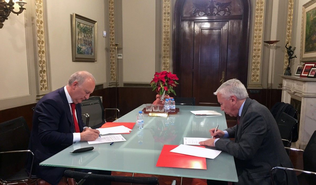 Abad, de la Cecot, i Herrero, del Santander, signant l'acord de col·laboració.