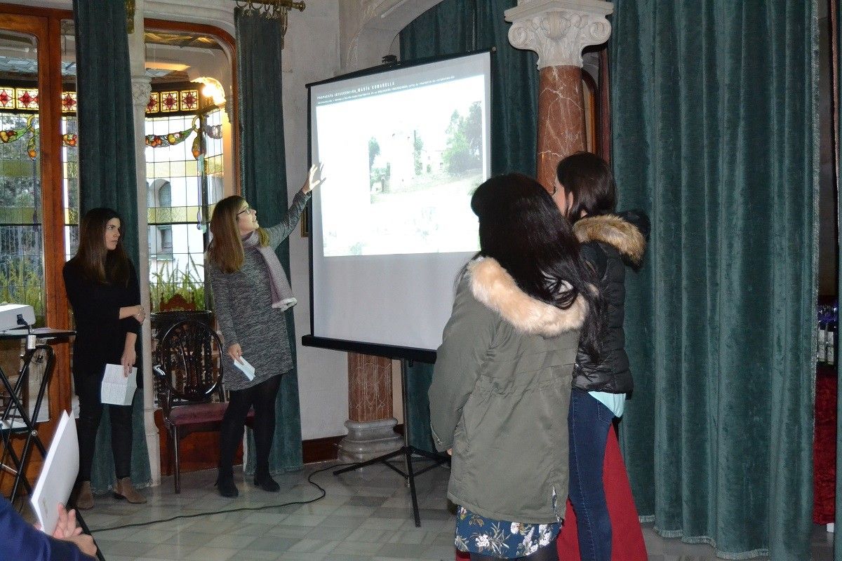 Alumnes del màster presentant el seu projecte a la Casa Alegre de Sagrera de Terrassa.