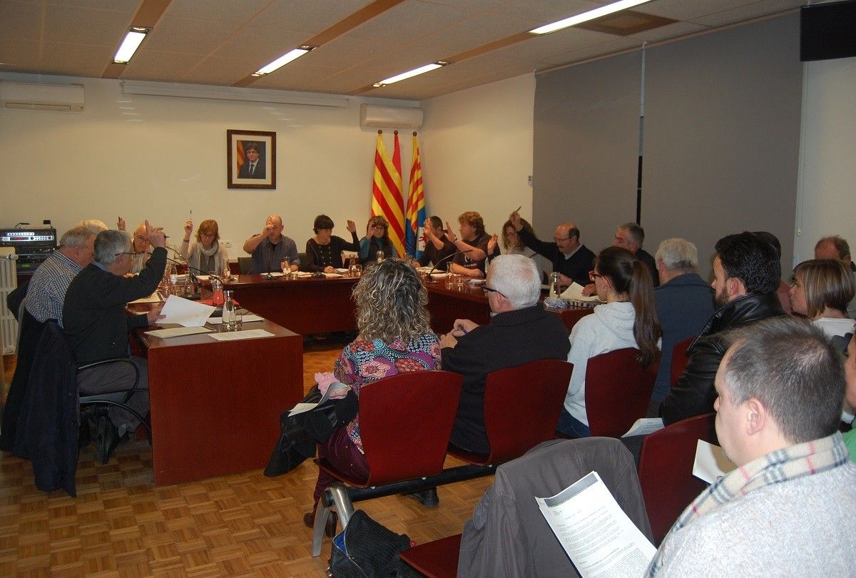 Una sessió del ple municipal de Vacarisses, format per tretze regidors.