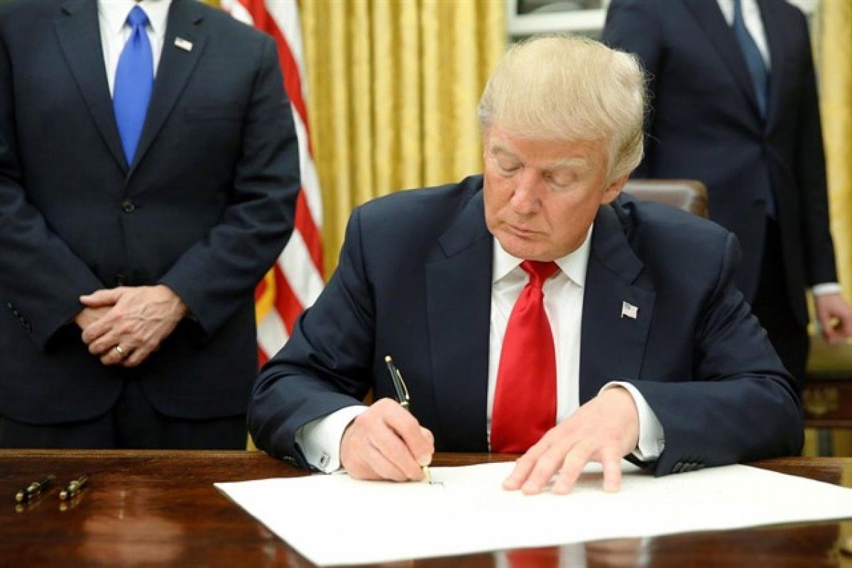 Trump signa la sortida dels EUA del TPP.