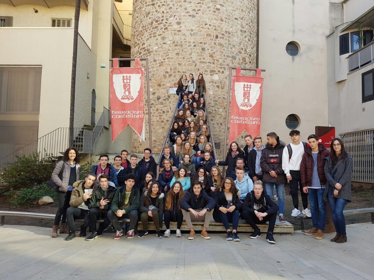 Els estudiants alemanys i de l'escola Tecnos, a la Torre del Palau.