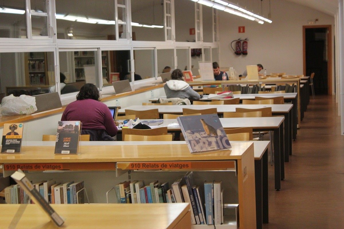 Usuaris de la Biblioteca Central de Terrassa durant l'horari nocturn.