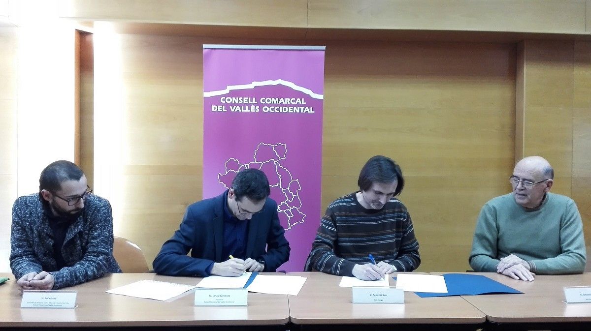 La signatura de l'acord entre el Consell Comarcal i Som Energia.