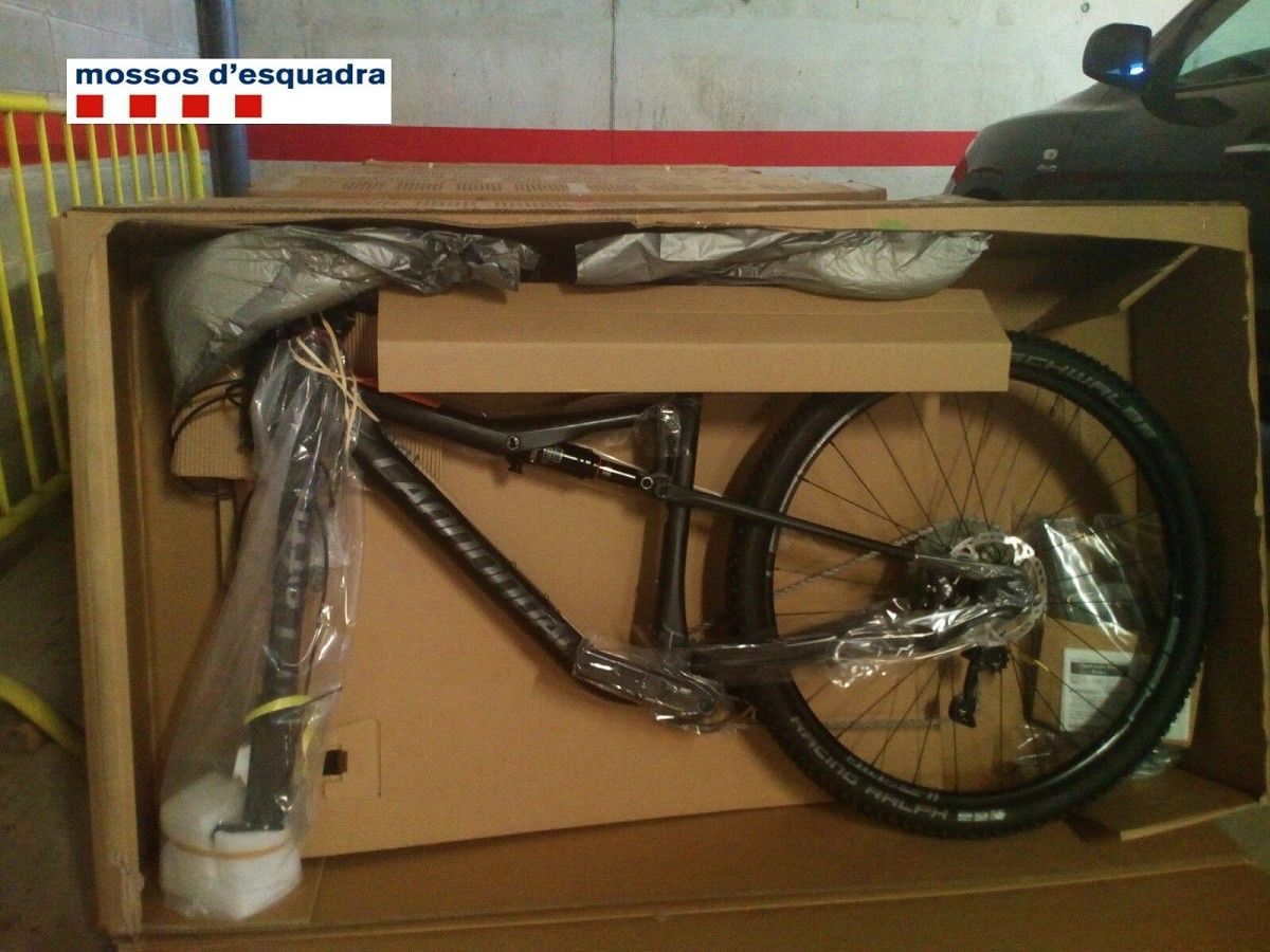 Una de les bicicletes robades d'un camió a Santa Perpètua de Mogoda.