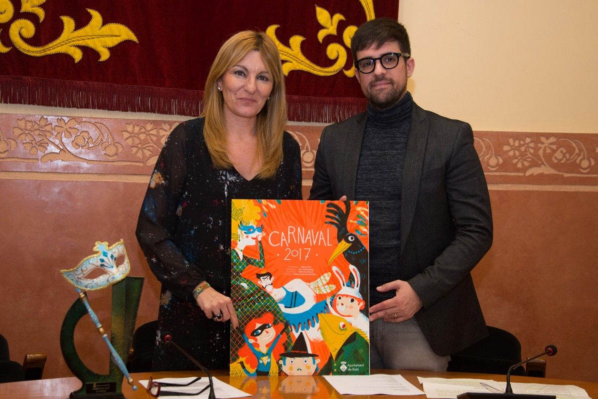 L'alcaldessa de Rubí i el regidor de Cultura, amb el cartell del Carnaval.