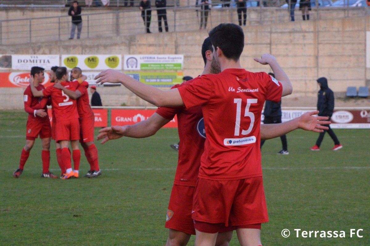 Els jugadors del Terrassa FC, celebrant la victòria a Les Forques.