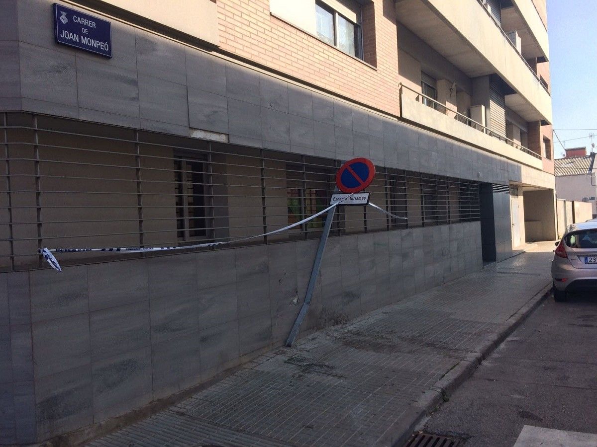 Desperfectes a causa de l'accident, al carrer de Joan Monpeó.