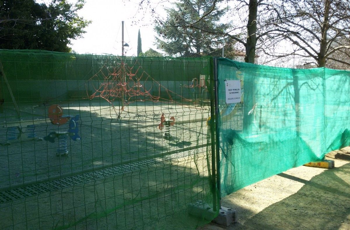 La zona infantil, tancada per reformes.