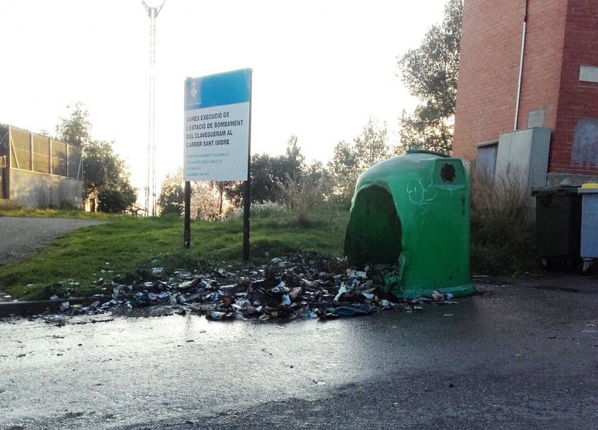 Els contenidors cremats aquest dimecres al carrer de Sant Isidre de Viladecavalls.