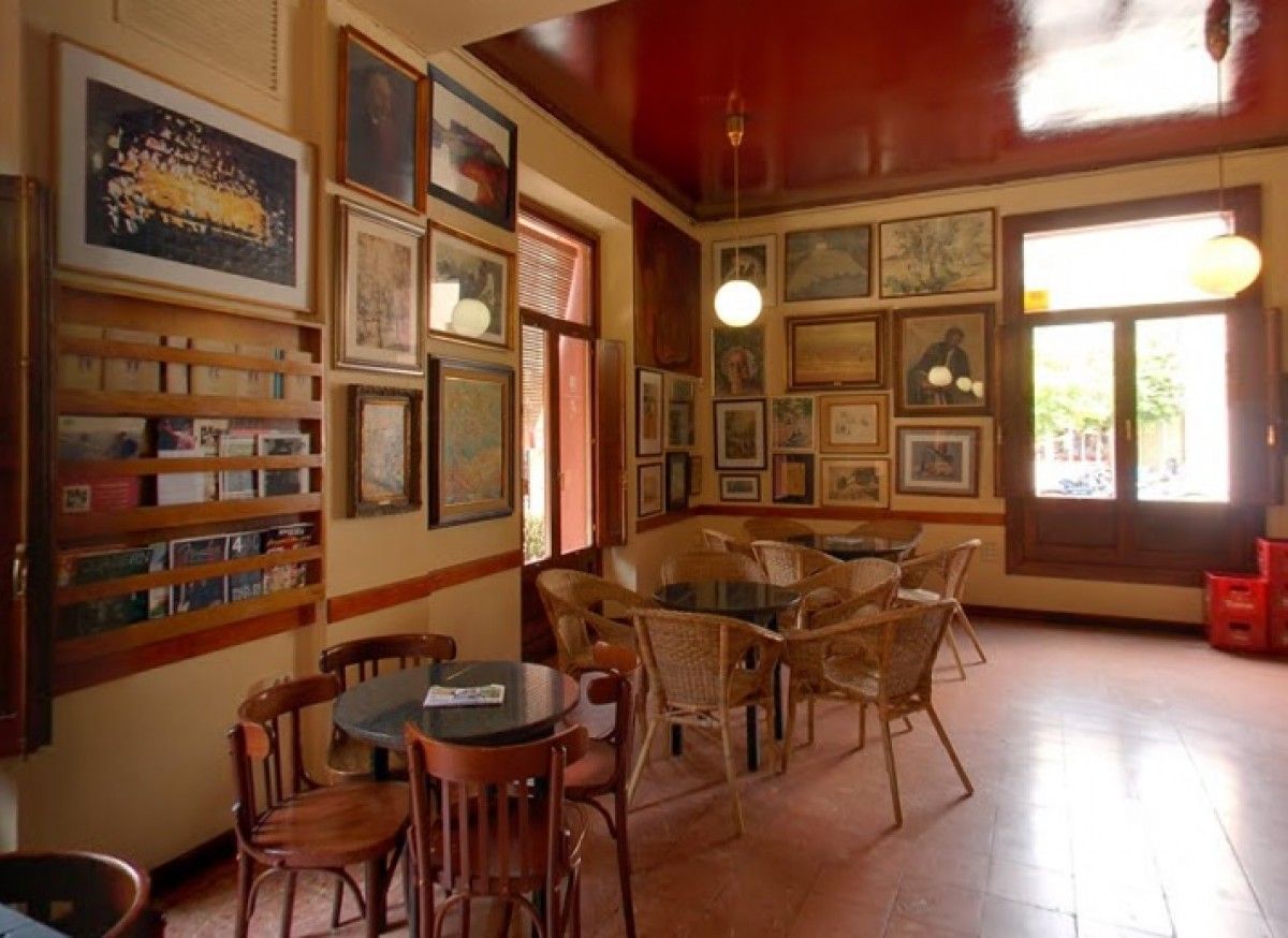 El cafè-bar d'Amics de les Arts i JJMM de Terrassa, una referència social i cultural de la ciutat.