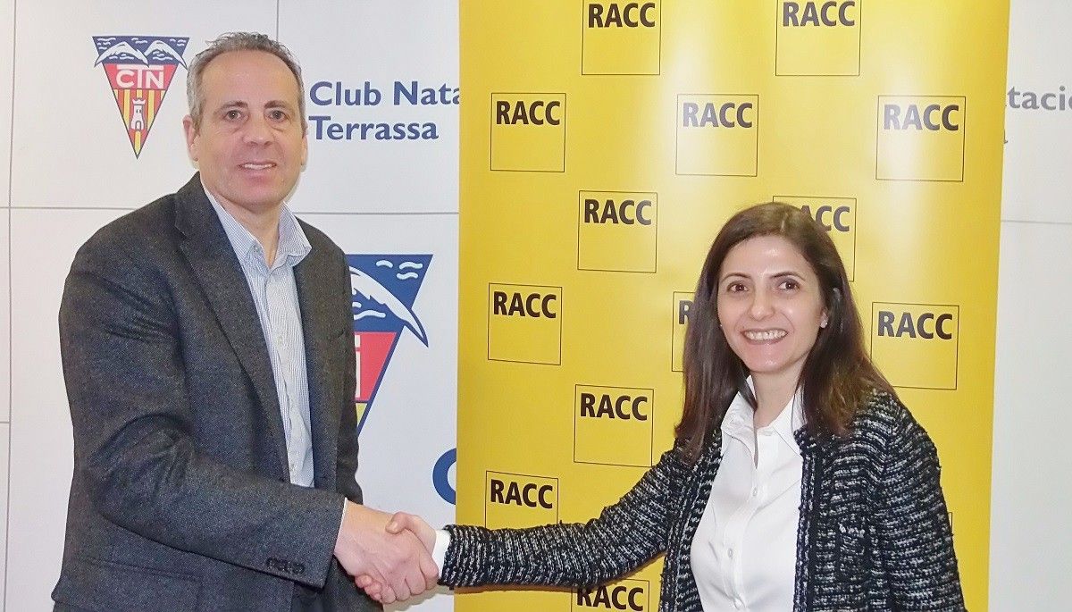 Jordi Martín, del Club Natació Terrassa, i Sònia Sampietro, del RACC, a la presentació de l'acord.