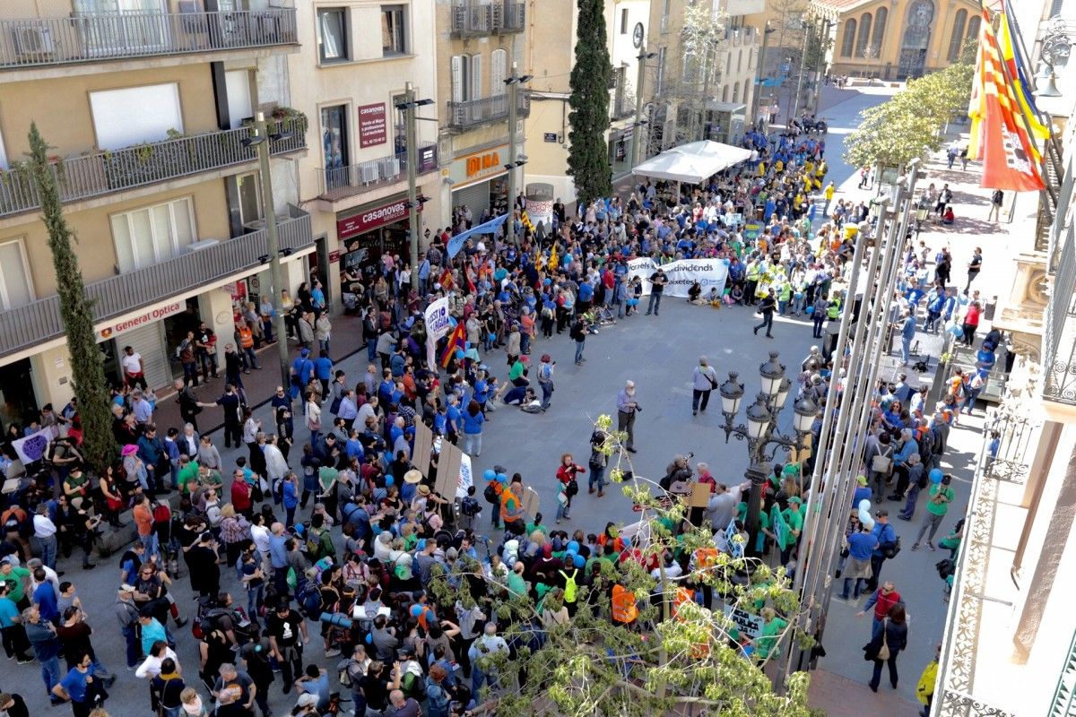 La societat civil de Terrassa ha demostrat el compromís amb la municipalització de l'aigua en una manifestació aquest diumenge.