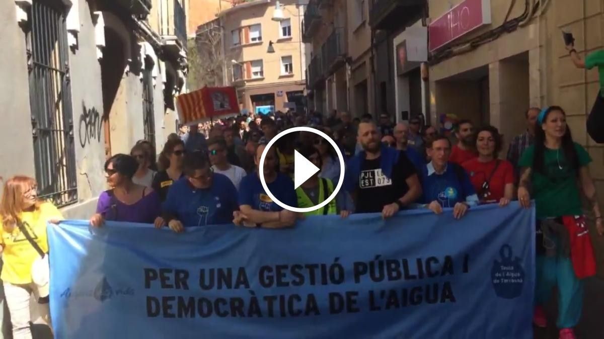 La manifestació per l'aigua pública a Terrassa, en vídeos.