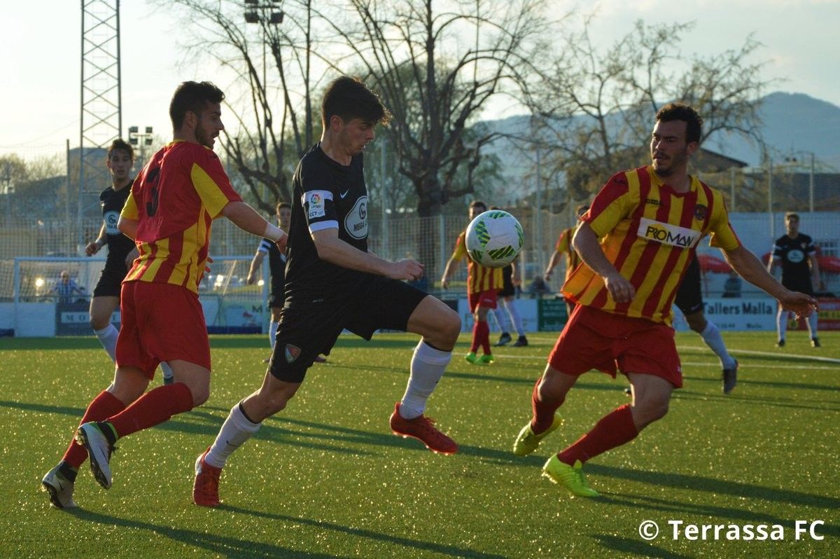 Acció del partit entre el Manlleu i el Terrassa FC.