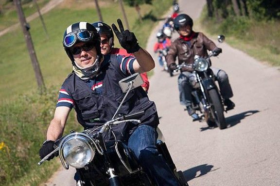 Coincidint amb la Festa Major de Perafita, els Amics de la Moto Clàssica del Lluçanès, van celebrar aquest dissabte la 10a trobada de motos antigues.
