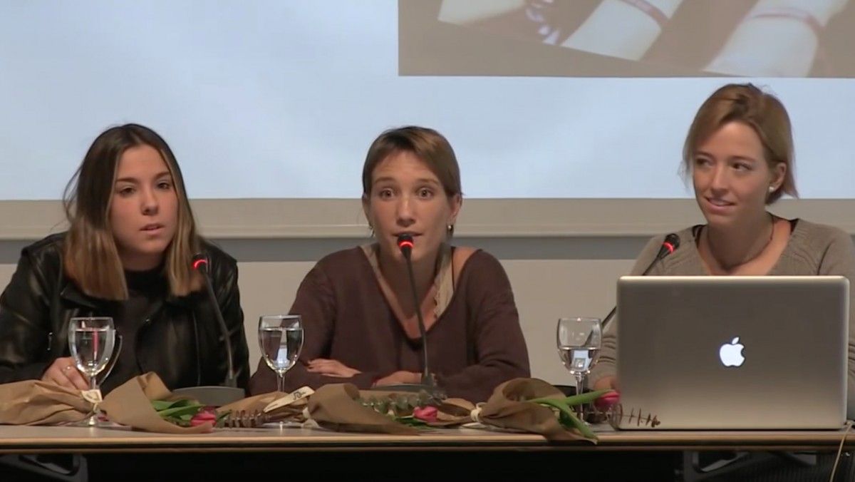 Mireia Camats, a l'esquerra, amb Andrea Martí i Alba Oliveras, presentant el seu projecte.