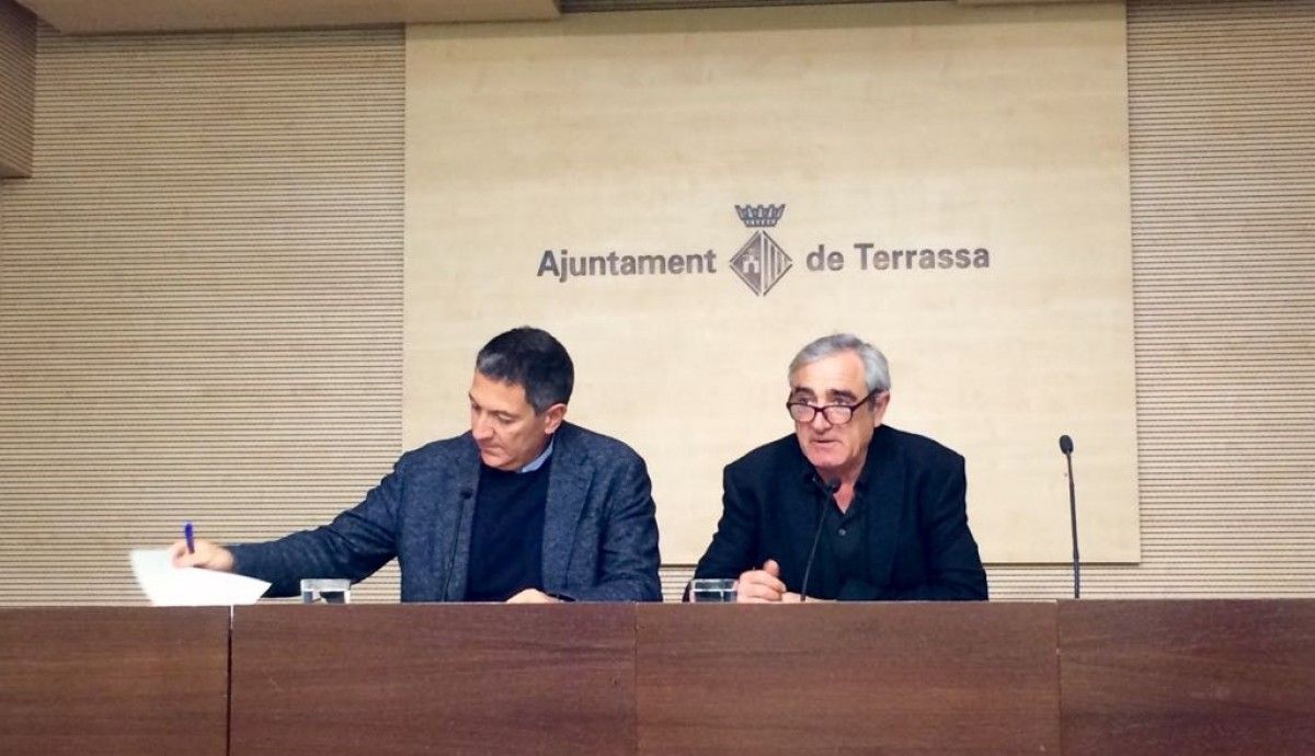 Miquel Sàmper i Alfredo Vega, presentant els punts del ple de març.