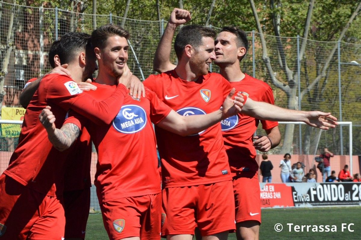 Els jugadors del Terrassa FC celebren el gol al camp del Júpiter.