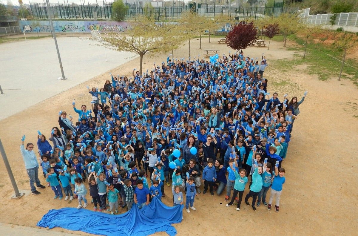 Els alumnes i professors de l'escola Les Arenes, de blau per l'autisme.