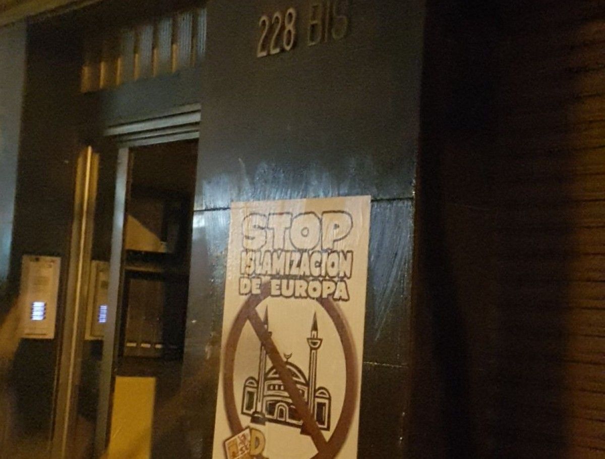 Un cartell islamofòbic, al portal de la jove detinguda a Terrassa.