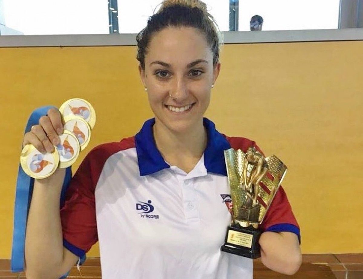 Sarai Gascón, amb les quatre medalles i el trofeu a millor marca.