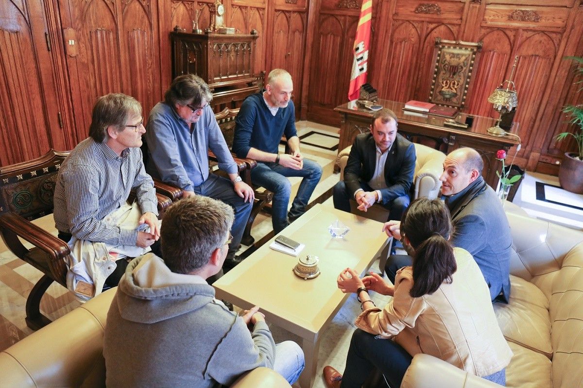 La nova junta del Cor Montserrat, reunida al despatx de l'alcalde amb les autoritats municipals.