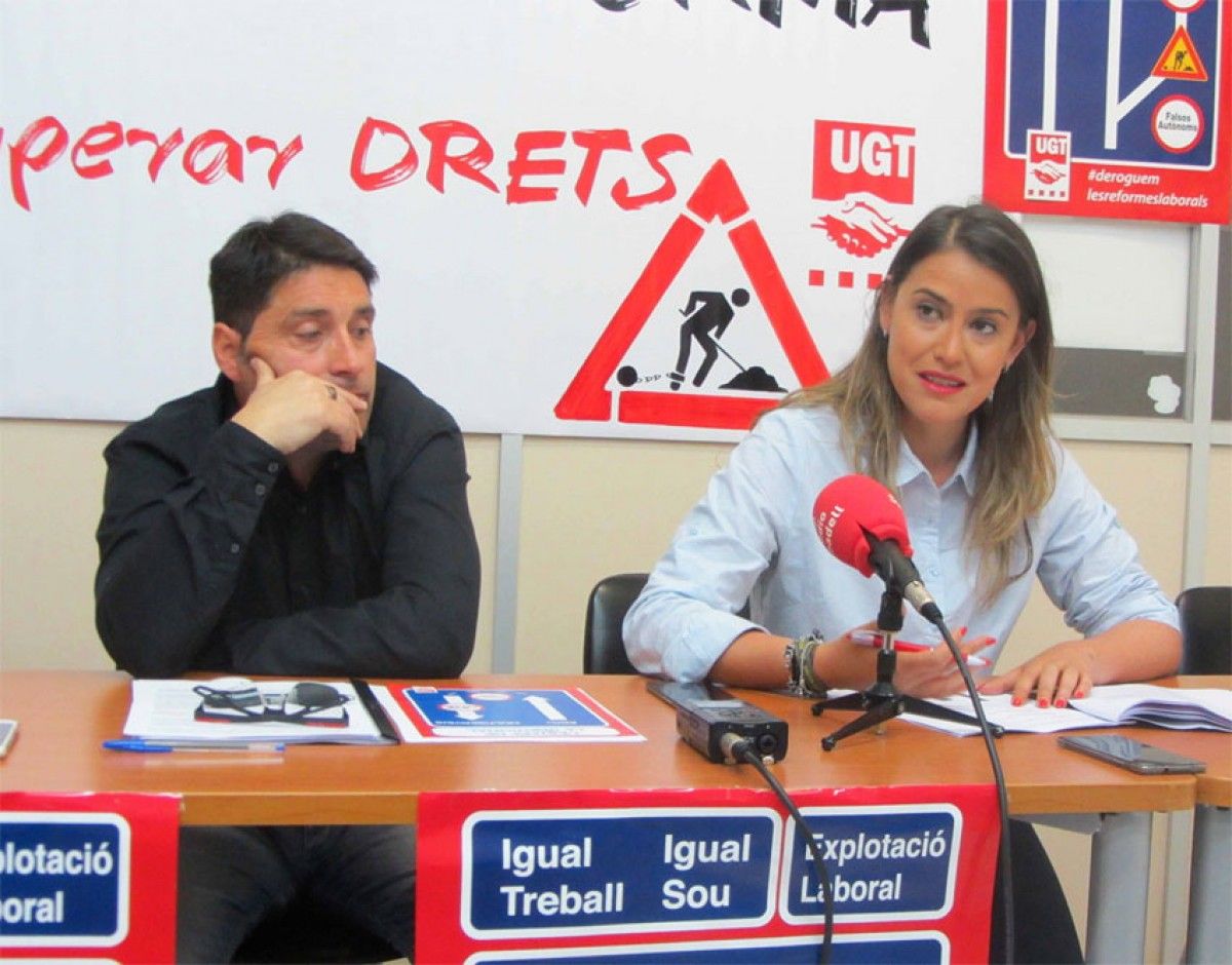 El secretaria comarcal d'UGT, José Luis Fernández, i l'autora de l'informe, Afra Blanco