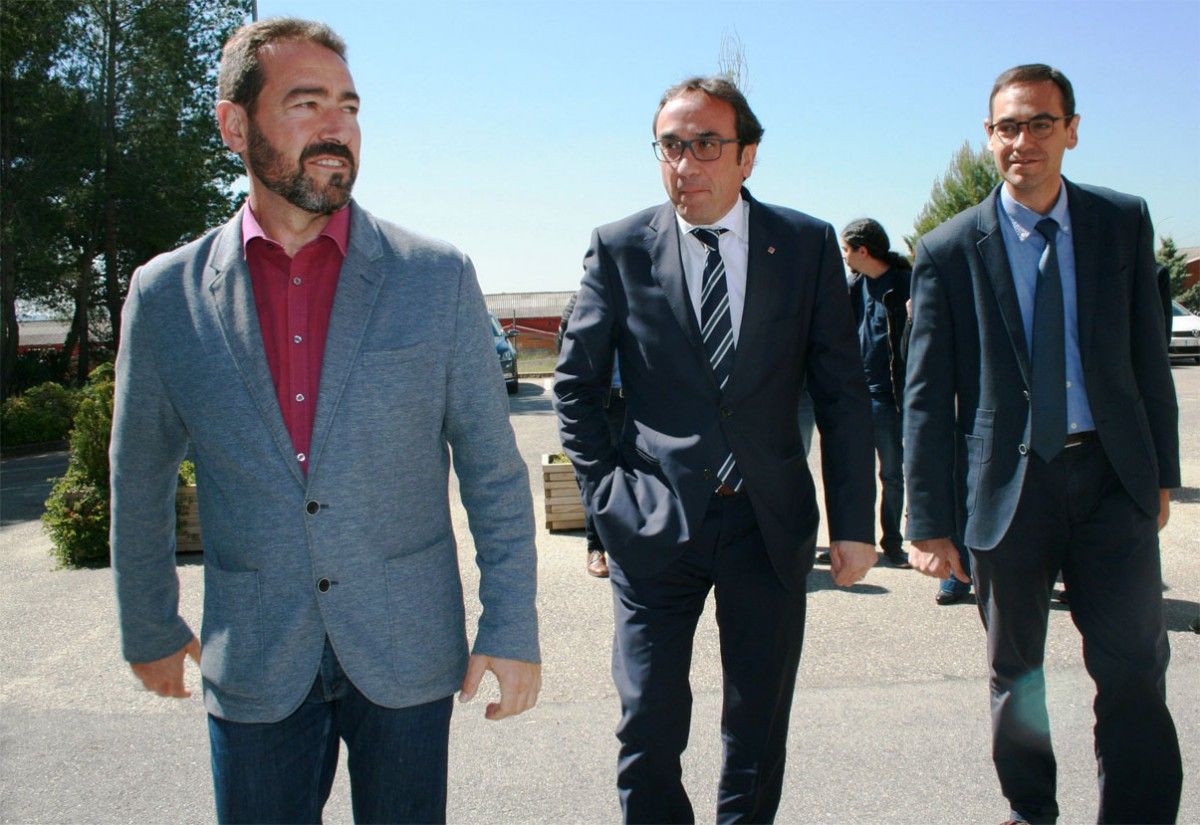 El dos presidents dels consells comarcals dels Vallesos, David Ricart i Ignasi Giménez, amb el conseller de Territori i Sostenibilitat, Josep Rull