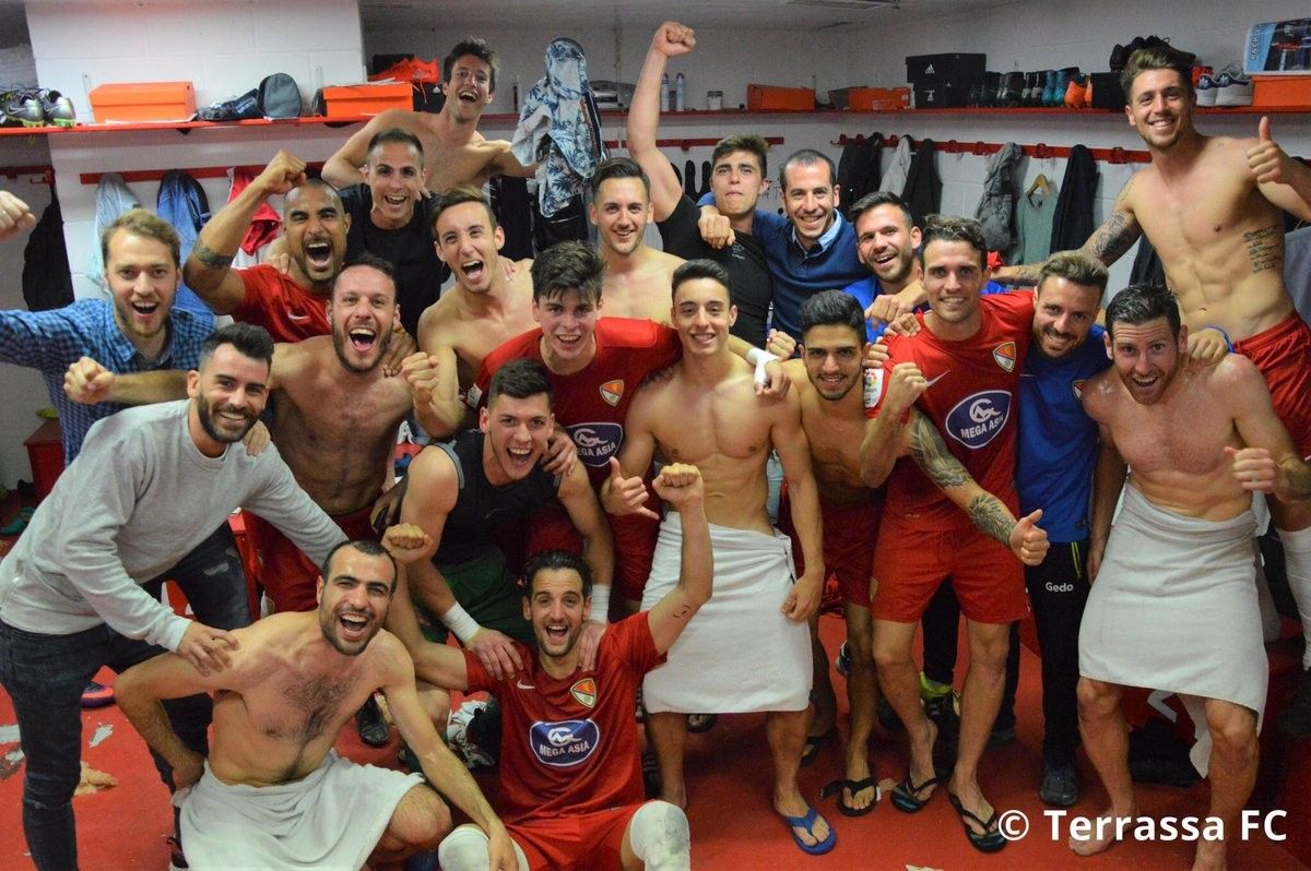 Els jugadors del Terrassa FC celebren el triomf al vestidor.