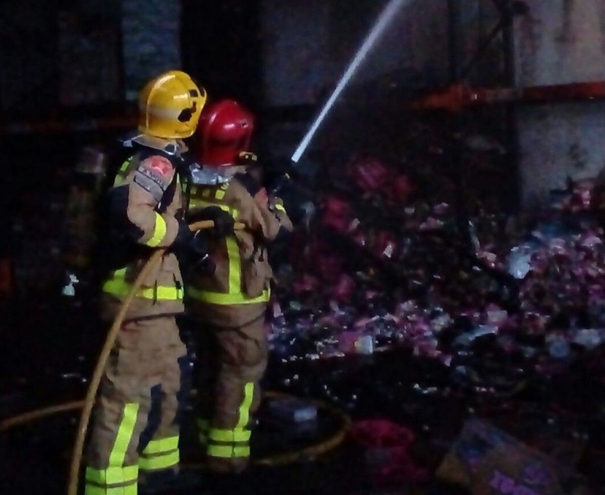 Intervenció de Bombers en l'incendi d'una fàbrica de llaminadures a Terrassa.