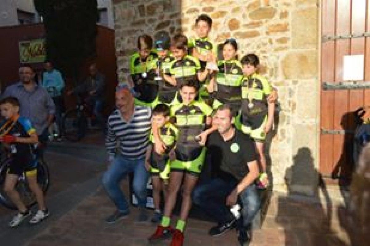 L'equip de l'Escola de Ciclisme Vallès a Vilajuïga.