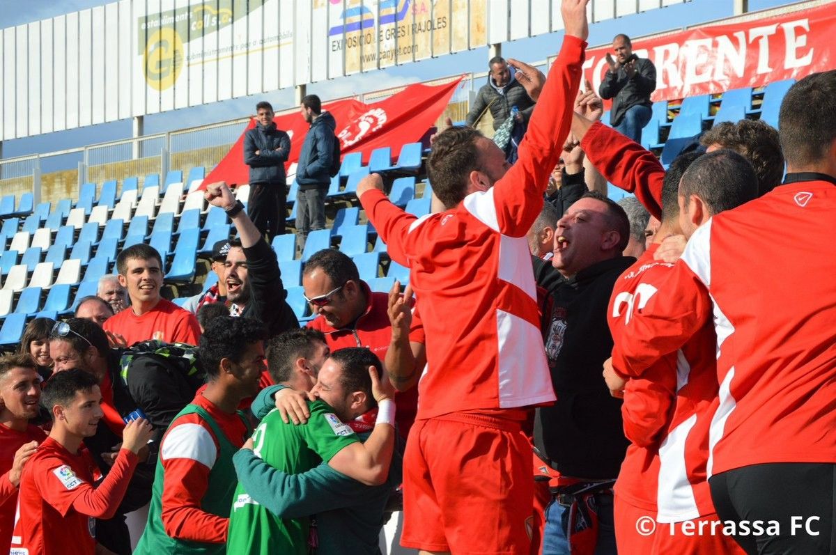 Els jugadors del Terrassa FC celebren el triomf a Figueres amb l'afició.